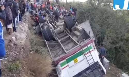 पठानकोट जा रही बस अचानक पलटी, चालक-परिचालक समेत 6 जख्मी