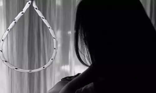फांसी लगाकर महिला ने दी जान, पति समेत आठ पर आरोप फांसी लगाकर महिला ने दी जान, पति समेत आठ पर आरोप