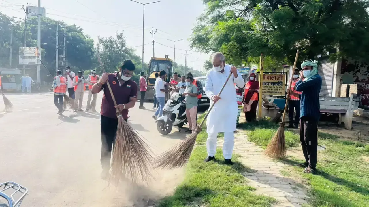 गांधी जयंती पर स्वच्छता अभियान चलाकर दिया स्वच्छता का संदेश गांधी जयंती पर स्वच्छता अभियान चलाकर दिया स्वच्छता का संदेश