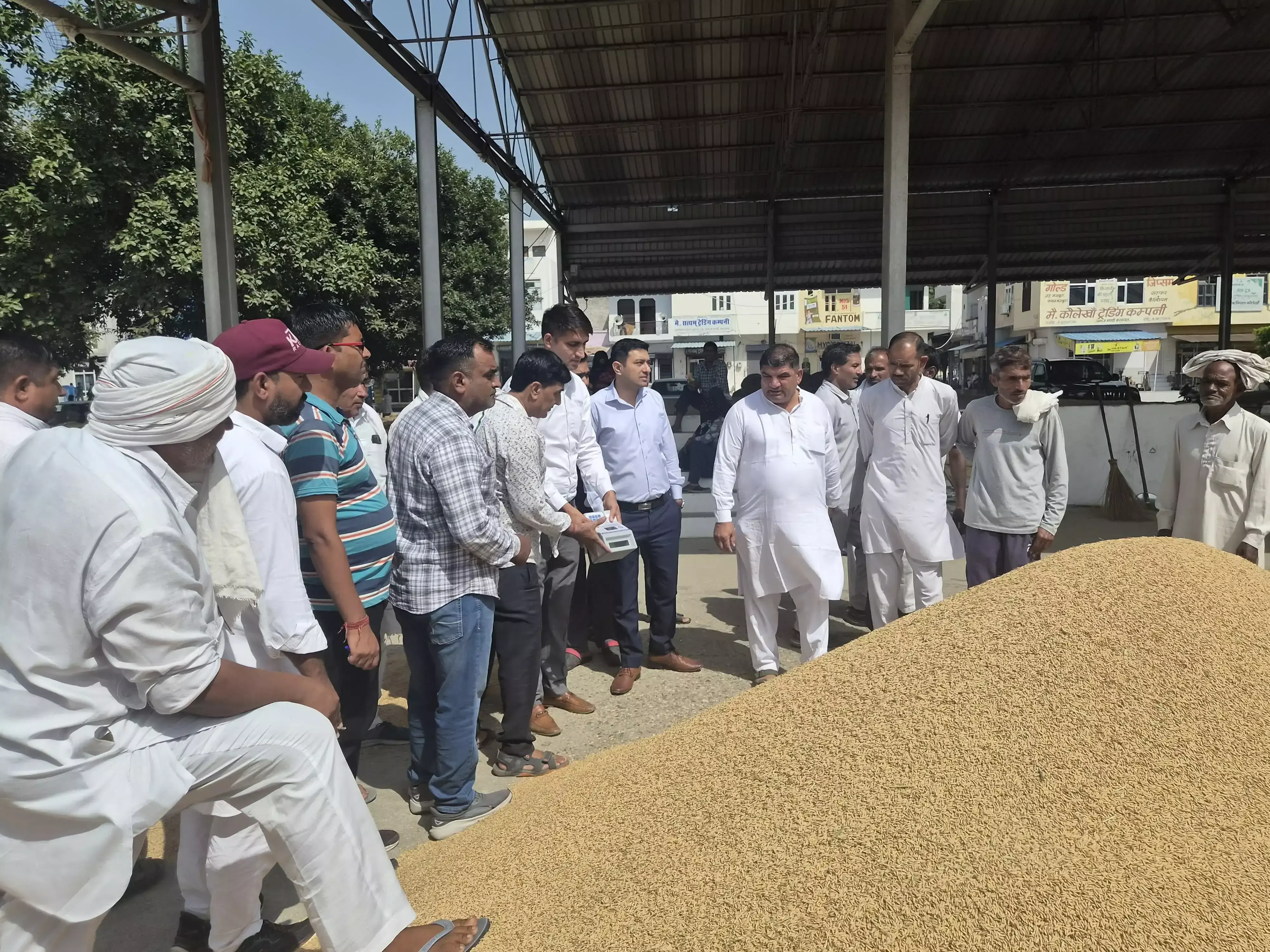 धान खरीद में व्यवस्थाओं का निरीक्षण, मंडी और राइस मिल पहुंचे एसडीएम धान खरीद में व्यवस्थाओं का निरीक्षण, मंडी और राइस मिल पहुंचे एसडीएम