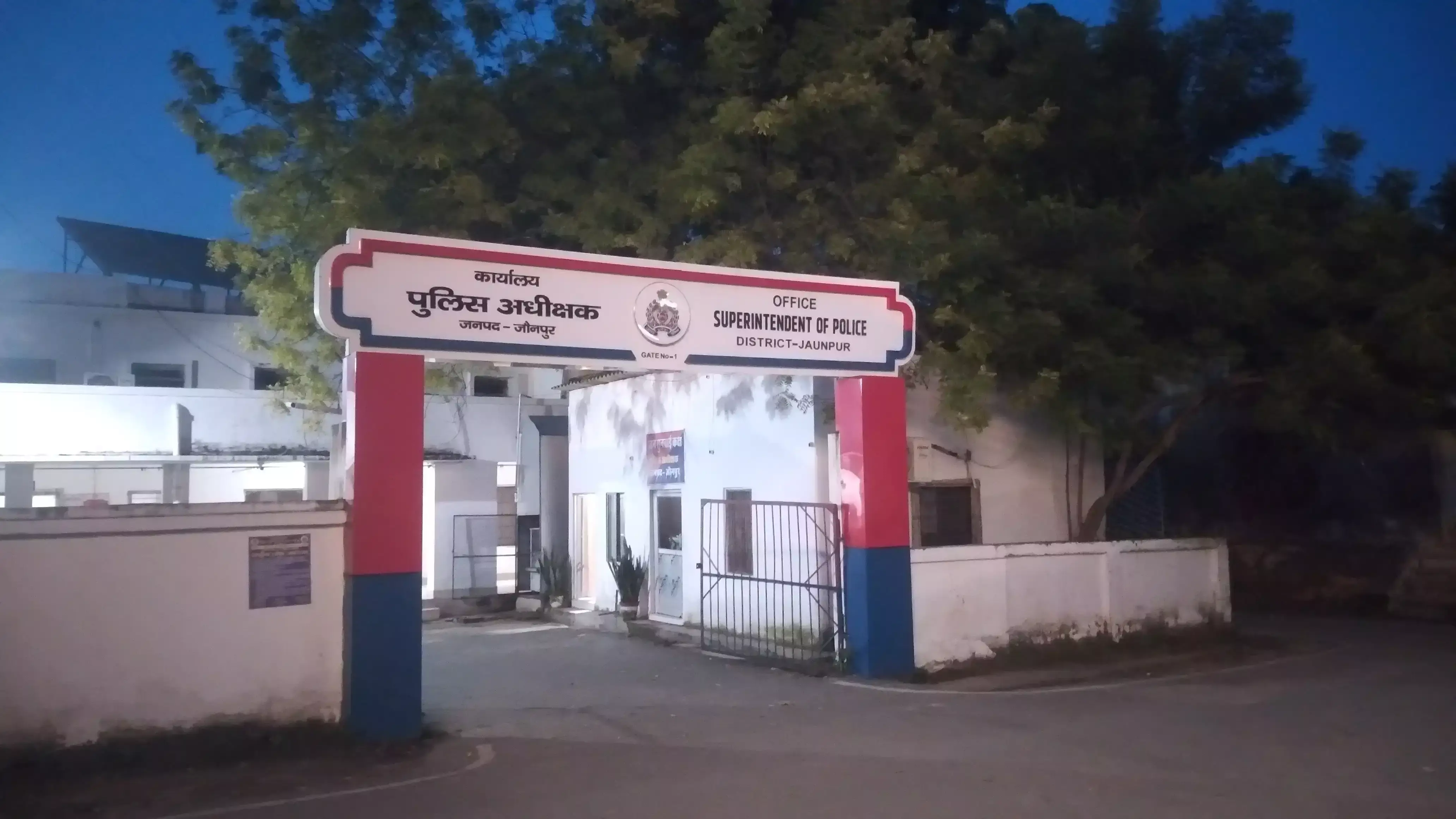 जौनपुर में 15 वांछित अभियुक्तों पर पुलिस ने घोषित किया इनाम जौनपुर में 15 वांछित अभियुक्तों पर पुलिस ने घोषित किया इनाम