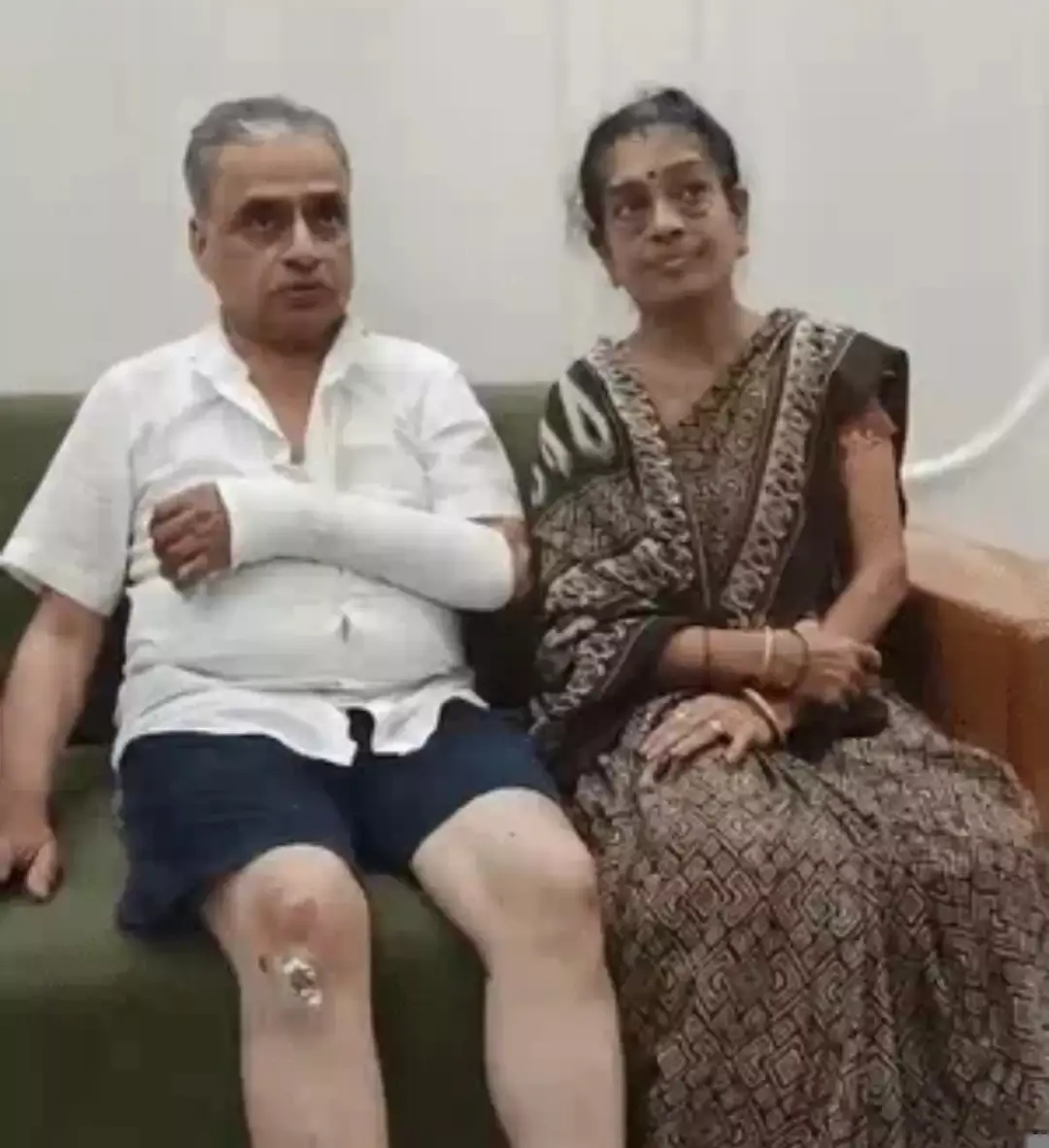 दंपती को धक्का देकर चेन लूटी, पति का हाथ हुआ फ्रैक्चर दंपती को धक्का देकर चेन लूटी, पति का हाथ हुआ फ्रैक्चर