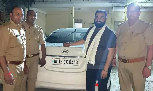 शराब बेचने की फिराक में कार सवार गिरफ्तार, ड्राई-डे पर कर रहा था कोशिश