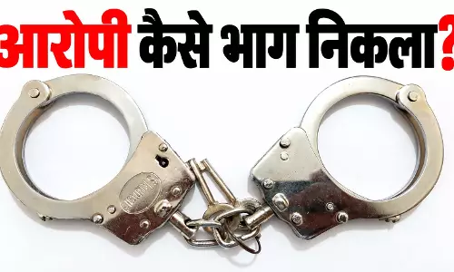 दो पुलिसकर्मी पकड़ते रह गए, दांत से काटकर जंजीर समेत भाग निकला आरोपी दो पुलिसकर्मी पकड़ते रह गए, दांत से काटकर जंजीर समेत भाग निकला आरोपी