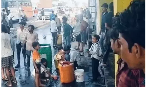 डीजल से भरा टैंकर ट्रेलर से टकराया, टैंक फटते ही मची अफरा-तफरी, बाल्टी और डिब्बे लेकर पहुंचे लोग