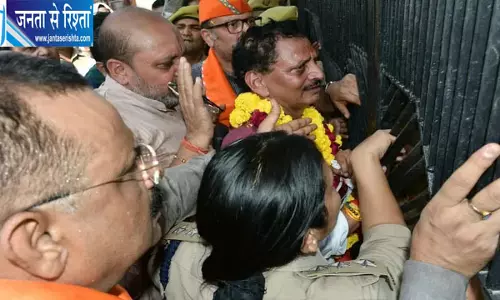 MLC नामांकन में हंगामा, गेट पर फंसे प्रमोद मिश्रा MLC नामांकन में हंगामा, गेट पर फंसे प्रमोद मिश्रा
