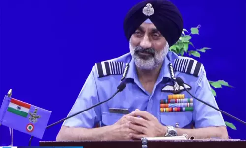कैप्टन स्मित मच्छर की बहादुरी के मुरीद हुए IAF चीफ कैप्टन स्मित मच्छर की बहादुरी के मुरीद हुए IAF चीफ