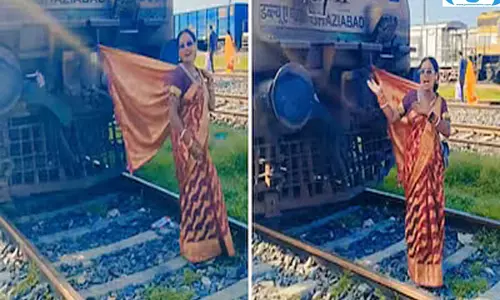रील के लिए ट्रेन इंजन से बांधा साड़ी का पल्लू, रेलवे ट्रैक पर डांस का VIDEO वायरल