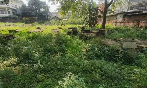 डिब्रूगढ़ में ऐतिहासिक ब्रिटिश कब्रिस्तान बदहाल, स्थानीय लोग नाराज डिब्रूगढ़ में ऐतिहासिक ब्रिटिश कब्रिस्तान बदहाल, स्थानीय लोग नाराज