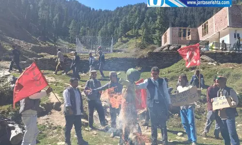 मंडी में मतदाता सूची पुनरीक्षण का CPM ने किया विरोध मंडी में मतदाता सूची पुनरीक्षण का CPM ने किया विरोध