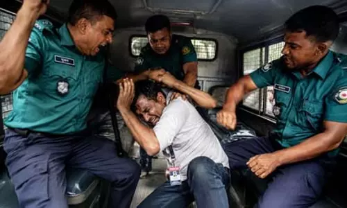 बांग्लादेश: पिछले तीन महीनों में 162 पत्रकारों पर हमले हुए, उन्हें धमकाया और परेशान किया गया बांग्लादेश: पिछले तीन महीनों में 162 पत्रकारों पर हमले हुए, उन्हें धमकाया और परेशान किया गया