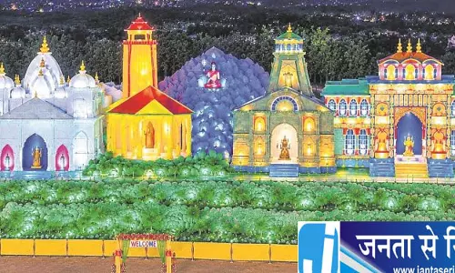चार धाम की थीम पर सजा दमन का भव्य पूजा पंडाल