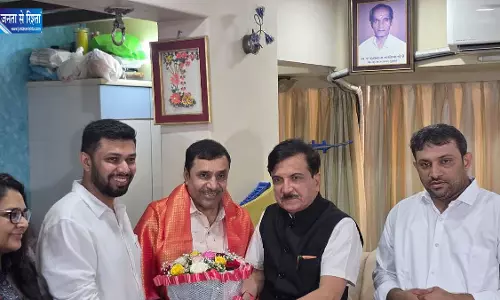 कैप्टन स्मित मच्छार के परिवार से मिले BJP विधायक अतुल भातखलकर, ससुर का किया सम्मान कैप्टन स्मित मच्छार के परिवार से मिले BJP विधायक अतुल भातखलकर, ससुर का किया सम्मान