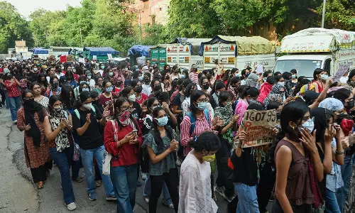 आस्था कुंज मामले पर DU छात्रों का प्रदर्शन