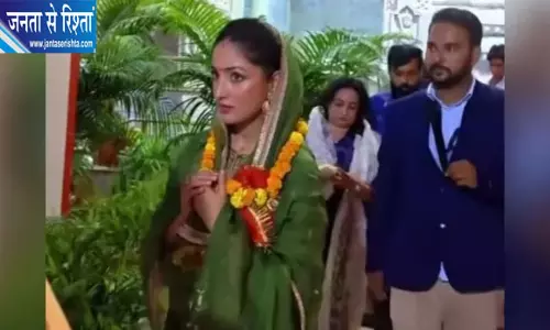 फिल्म प्रमोशन के लिए पटना पहुंचीं यामी गौतम, छठ से पहले पटन देवी का लिया आशीर्वाद