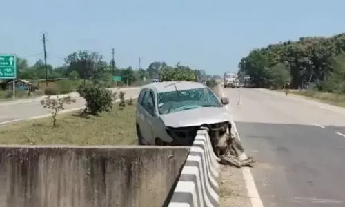 मैहर में डिवाइडर से टकराई इनोवा, डॉक्टर और प्रिंसिपल दो भाइयों की मौत