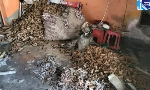 धूप में बारूद सुखाते समय पटाखा गोदाम में लगी आग, छह मजदूरों में मची भगदड़