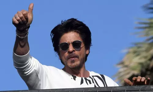 शाहरुख खान ने कैप्टन स्मित मच्छार की तारीफ की, बोले- जरूरत के वक्त मजबूती से डटे रहे शाहरुख खान ने कैप्टन स्मित मच्छार की तारीफ की, बोले- जरूरत के वक्त मजबूती से डटे रहे
