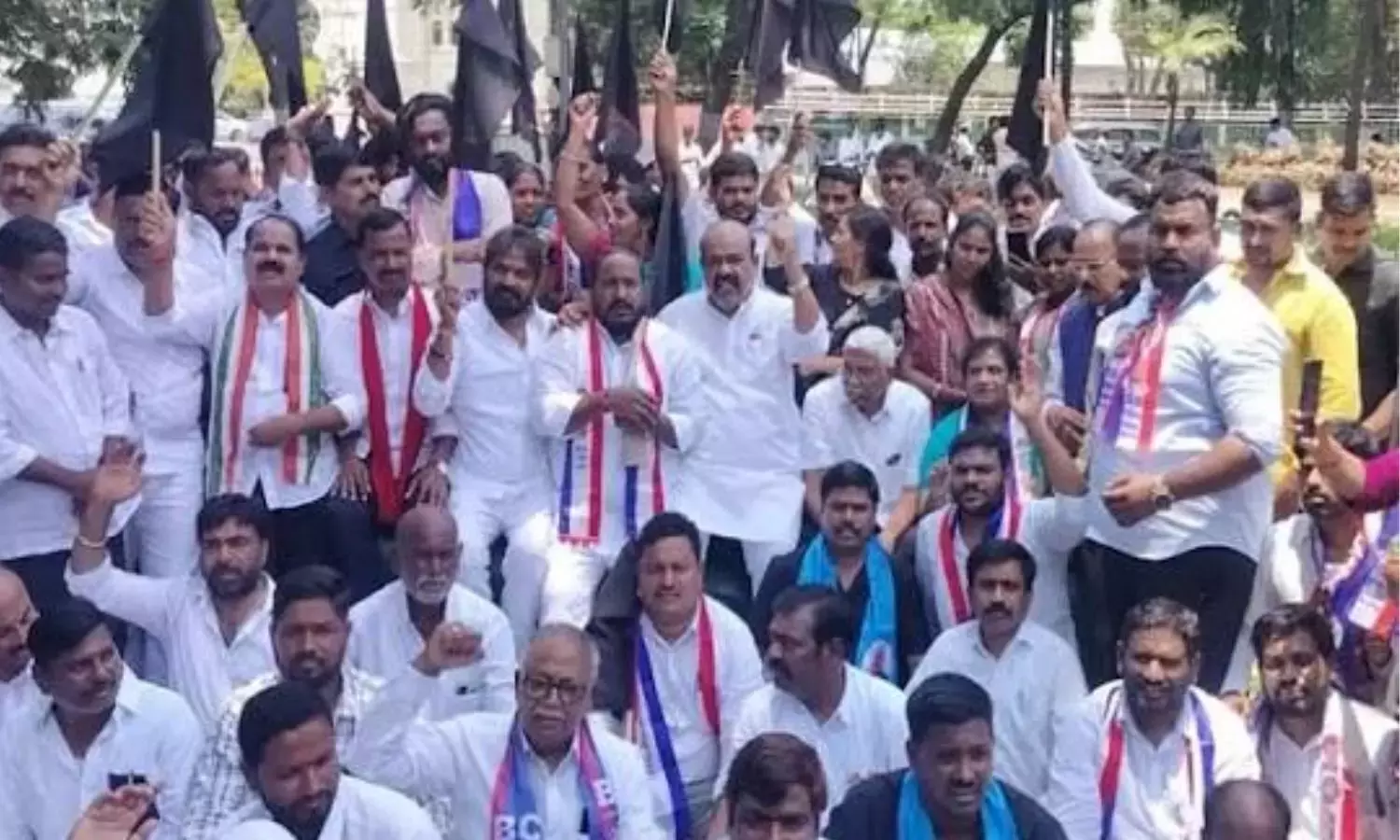 नेल्लोर: BC आरक्षण GO रद्द होने पर नेताओं का विरोध प्रदर्शन नेल्लोर: BC आरक्षण GO रद्द होने पर नेताओं का विरोध प्रदर्शन