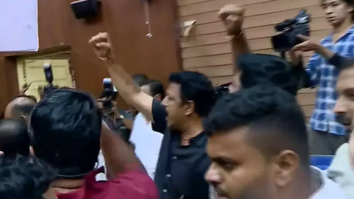 त्रिशूर कॉर्पोरेशन बैठक में हंगामा: BJP और वामपंथी सदस्यों में झड़प