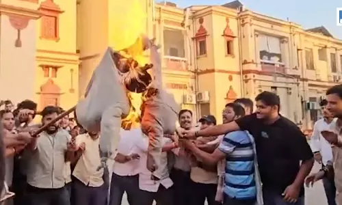 BHU में ABVP का प्रदर्शन 11वें दिन भी जारी, चीफ प्रॉक्टर को हटाने की मांग