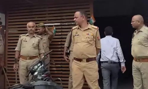 सपा की प्रेस कॉन्फ्रेंस में हंगामा, कुर्सी को लेकर विवाद के बाद हाथापाई