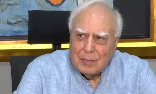 CEC के खिलाफ प्रदर्शन में शामिल हुए कपिल सिब्बल, SIR को लेकर उठाए सवाल CEC के खिलाफ प्रदर्शन में शामिल हुए कपिल सिब्बल, SIR को लेकर उठाए सवाल