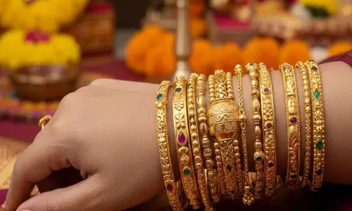 कलाई की खूबसूरती बढ़ा देंगे ये हल्के गोल्ड बैंगल्स कलाई की खूबसूरती बढ़ा देंगे ये हल्के गोल्ड बैंगल्स
