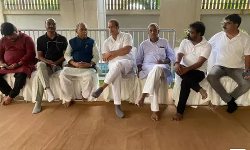 मंत्री दीपिका पांडेय सिंह की बेटी तृषा को श्रद्धांजलि, विकास उपाध्याय ने परिवार से मिलकर जताया शोक मंत्री दीपिका पांडेय सिंह की बेटी तृषा को श्रद्धांजलि, विकास उपाध्याय ने परिवार से मिलकर जताया शोक