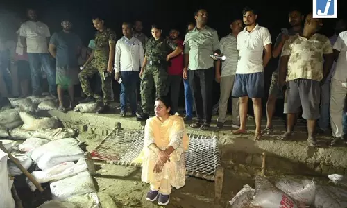 बाढ़ के बीच रातभर डटी रहीं वैशाली DM वर्षा सिंह, खटिया पर बैठकर कराती रहीं बांध की मरम्मत बाढ़ के बीच रातभर डटी रहीं वैशाली DM वर्षा सिंह, खटिया पर बैठकर कराती रहीं बांध की मरम्मत