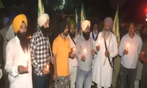 लखीमपुर खीरी की बरसी पर किसानों ने निकाला कैंडल मार्च लखीमपुर खीरी की बरसी पर किसानों ने निकाला कैंडल मार्च