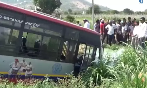 कोशिश में KSRTC बस से टकराई कार, चालक की मौके पर मौत; कई यात्री घायल कोशिश में KSRTC बस से टकराई कार, चालक की मौके पर मौत; कई यात्री घायल