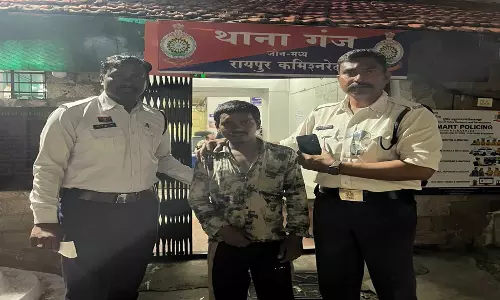 युवती का मोबाइल छीनकर भाग रहा था आरोपी, यातायात जवानों ने पीछा कर दबोचा