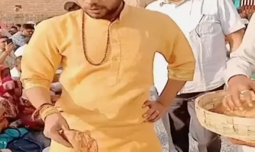 भंडारे में दूर से प्रसाद फेंककर देते दिखे आदर्श कृष्ण शास्त्री, वीडियो पर भड़के सोशल मीडिया यूजर्स भंडारे में दूर से प्रसाद फेंककर देते दिखे आदर्श कृष्ण शास्त्री, वीडियो पर भड़के सोशल मीडिया यूजर्स
