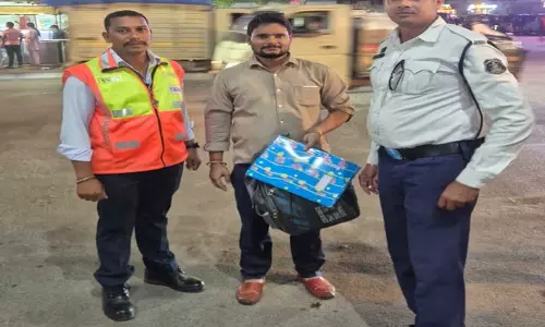 रेलवे स्टेशन के पास मिला दस्तावेज और चेक से भरा बैग, यातायात जवानों ने मालिक को खोजकर लौटाया