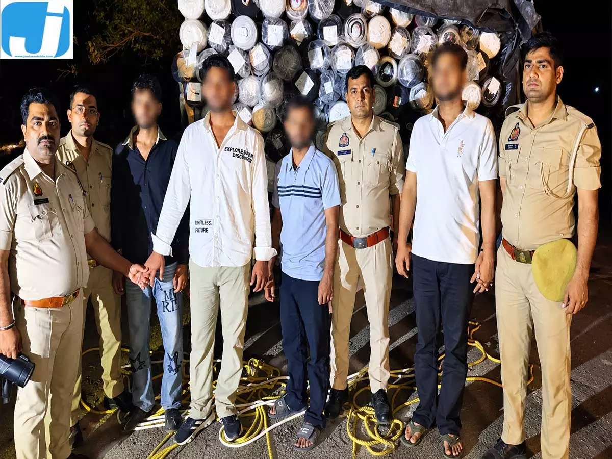 हापुड़ पुलिस का बड़ा एक्शन, कैंटर लूटने वाले गिरोह के पांच सदस्य गिरफ्तार हापुड़ पुलिस का बड़ा एक्शन, कैंटर लूटने वाले गिरोह के पांच सदस्य गिरफ्तार