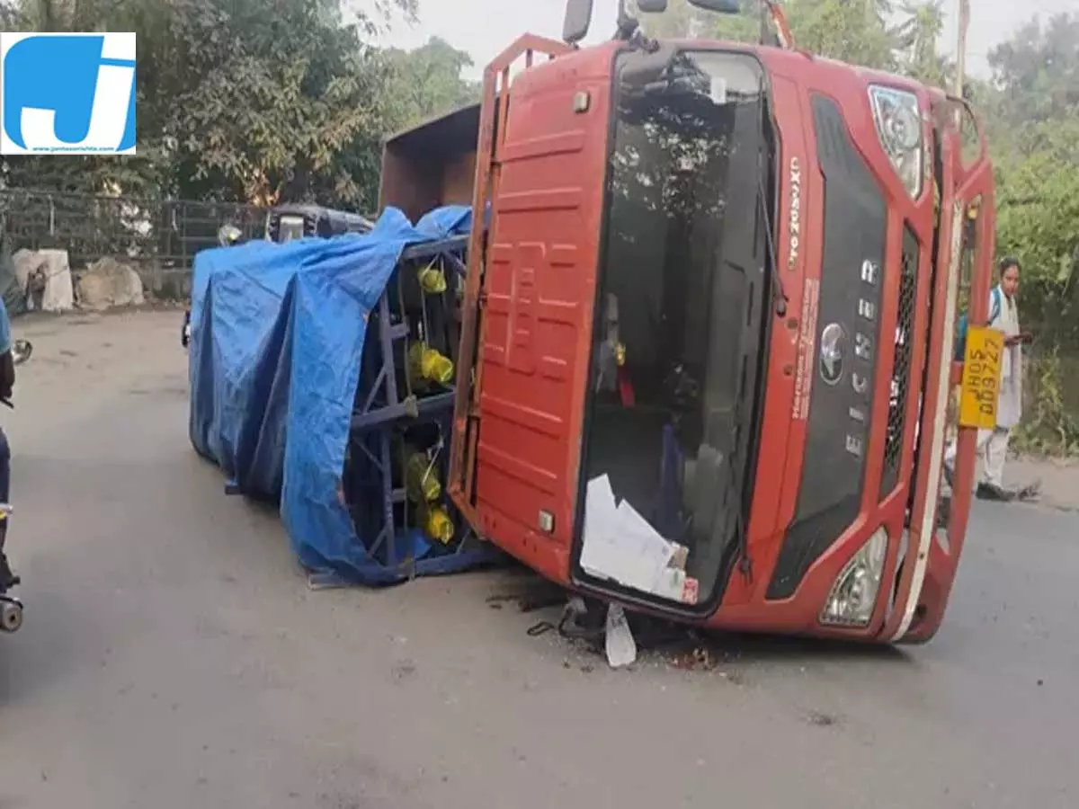बर्मामाइंस-स्टेशन मार्ग पर हादसा, मिनी ट्रक पलटने से यातायात प्रभावित बर्मामाइंस-स्टेशन मार्ग पर हादसा, मिनी ट्रक पलटने से यातायात प्रभावित