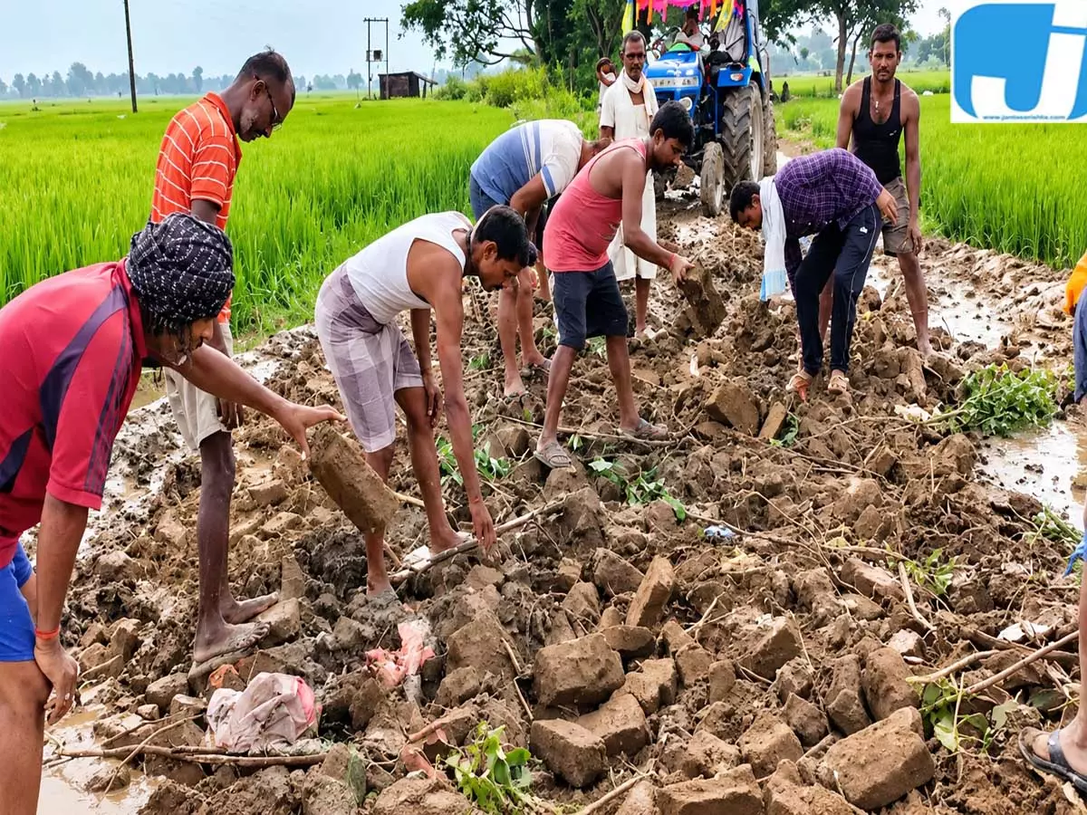 सरकारी मदद का इंतजार छोड़ा, ग्रामीणों ने अपने दम पर बना दिया रास्ता सरकारी मदद का इंतजार छोड़ा, ग्रामीणों ने अपने दम पर बना दिया रास्ता