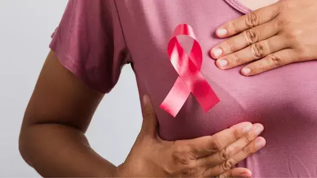 ब्रेस्ट कैंसर के छिपे लक्षण, शरीर में दिखें ये बदलाव तो रहें सतर्क ब्रेस्ट कैंसर के छिपे लक्षण, शरीर में दिखें ये बदलाव तो रहें सतर्क