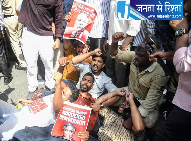 CEC विरोध में आतिशी समेत 700 हिरासत में CEC विरोध में आतिशी समेत 700 हिरासत में