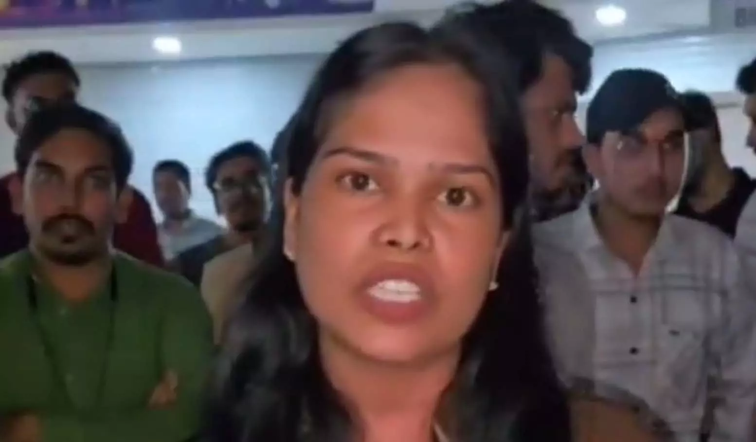 पढ़ाई के बीच ऐसा क्या हुआ? लाइब्रेरियों में मच गया बवाल पढ़ाई के बीच ऐसा क्या हुआ? लाइब्रेरियों में मच गया बवाल