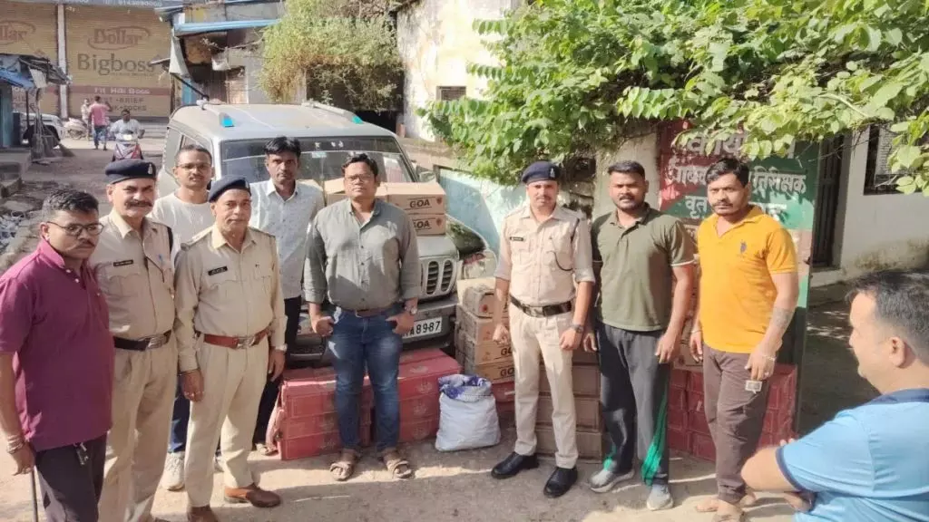 मुखबिर की खबर पक्की थी, नाकेबंदी भी थी… फिर कैसे भाग निकले शराब तस्कर? मुखबिर की खबर पक्की थी, नाकेबंदी भी थी… फिर कैसे भाग निकले शराब तस्कर?