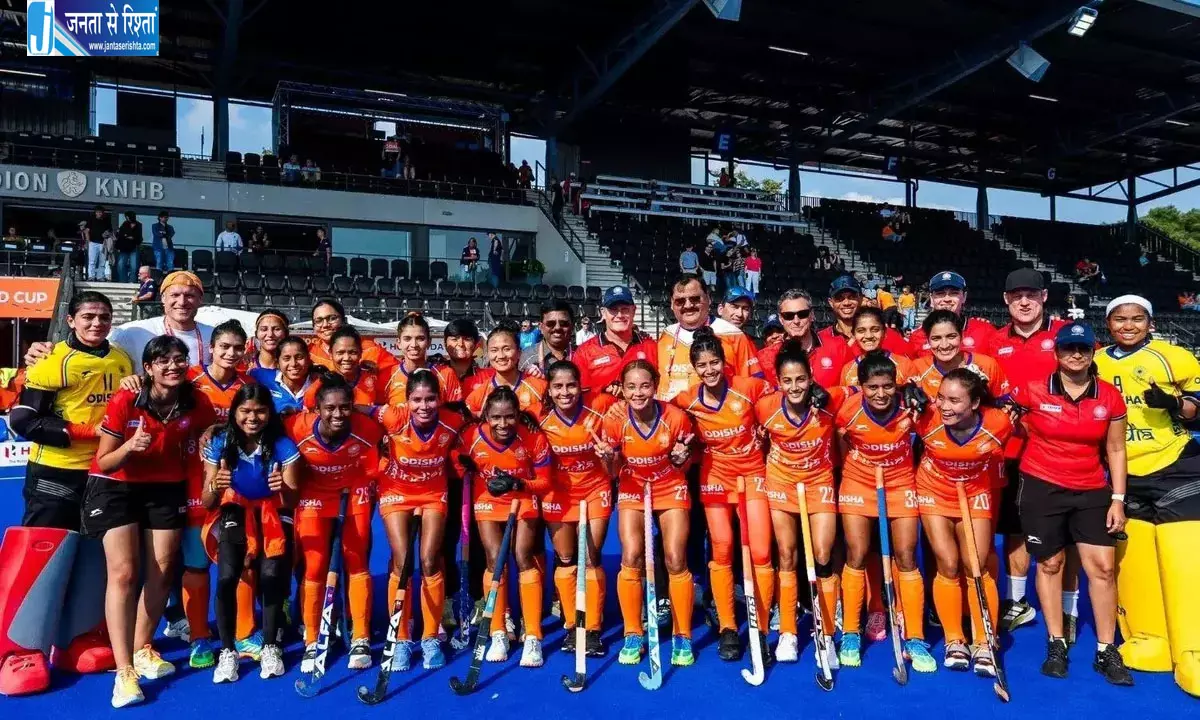 44 साल बाद गोल्ड जीतने वाली महिला हॉकी टीम पर इनामों की बारिश 44 साल बाद गोल्ड जीतने वाली महिला हॉकी टीम पर इनामों की बारिश
