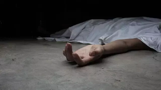 पुल के नीचे प्लास्टिक के बोरे में मिला युवती का शव, इलाके में फैली सनसनी पुल के नीचे प्लास्टिक के बोरे में मिला युवती का शव, इलाके में फैली सनसनी