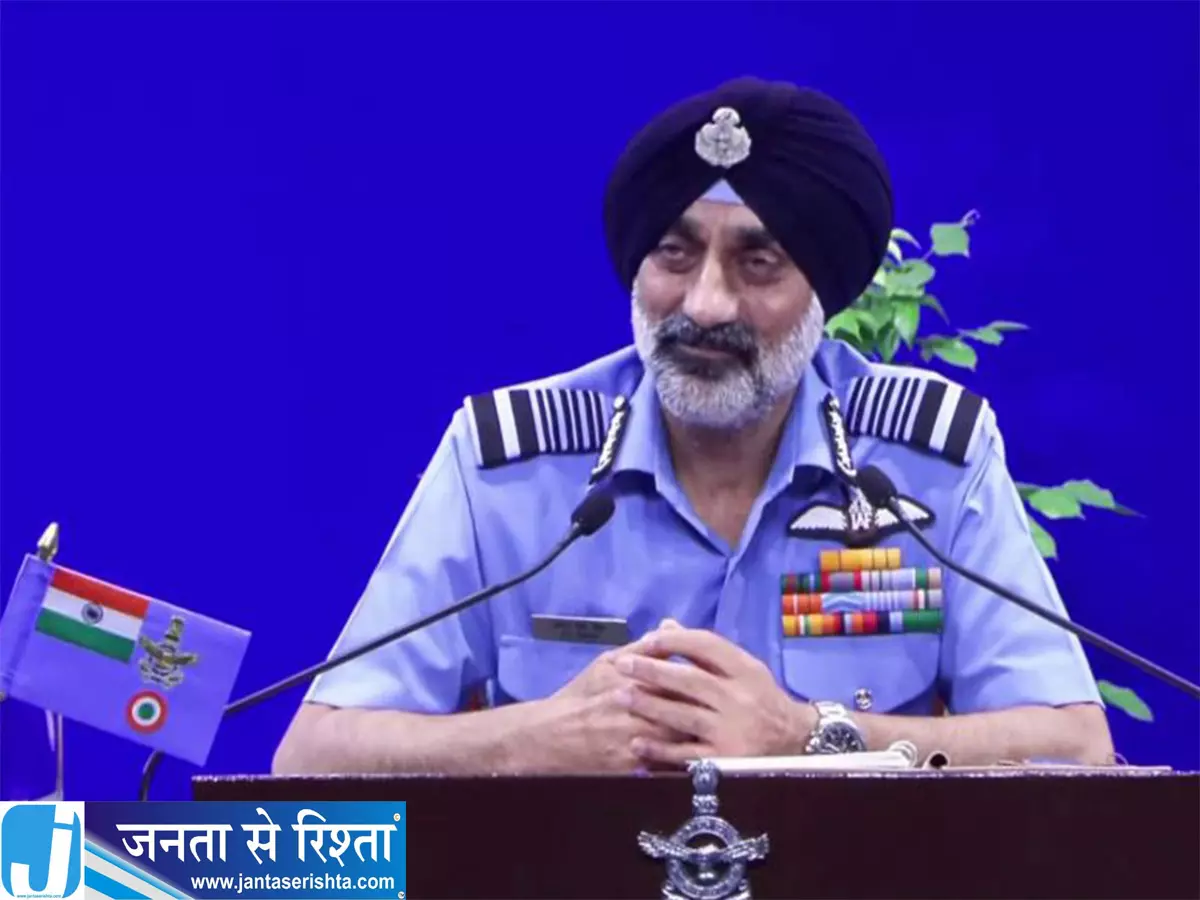 कैप्टन स्मित मच्छर की बहादुरी के मुरीद हुए IAF चीफ कैप्टन स्मित मच्छर की बहादुरी के मुरीद हुए IAF चीफ