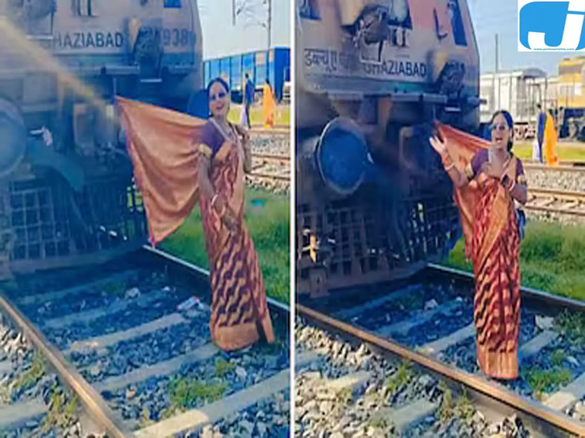 रील के लिए ट्रेन इंजन से बांधा साड़ी का पल्लू, रेलवे ट्रैक पर डांस का VIDEO वायरल रील के लिए ट्रेन इंजन से बांधा साड़ी का पल्लू, रेलवे ट्रैक पर डांस का VIDEO वायरल