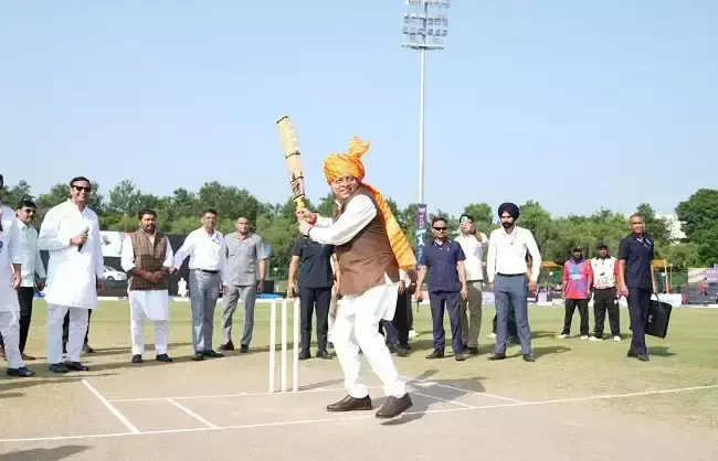 खिलाड़ियों के साथ क्रिकेट मैदान पर उतरे पुष्कर सिंह धामी, युवाओं ने ली नशामुक्ति की शपथ खिलाड़ियों के साथ क्रिकेट मैदान पर उतरे पुष्कर सिंह धामी, युवाओं ने ली नशामुक्ति की शपथ