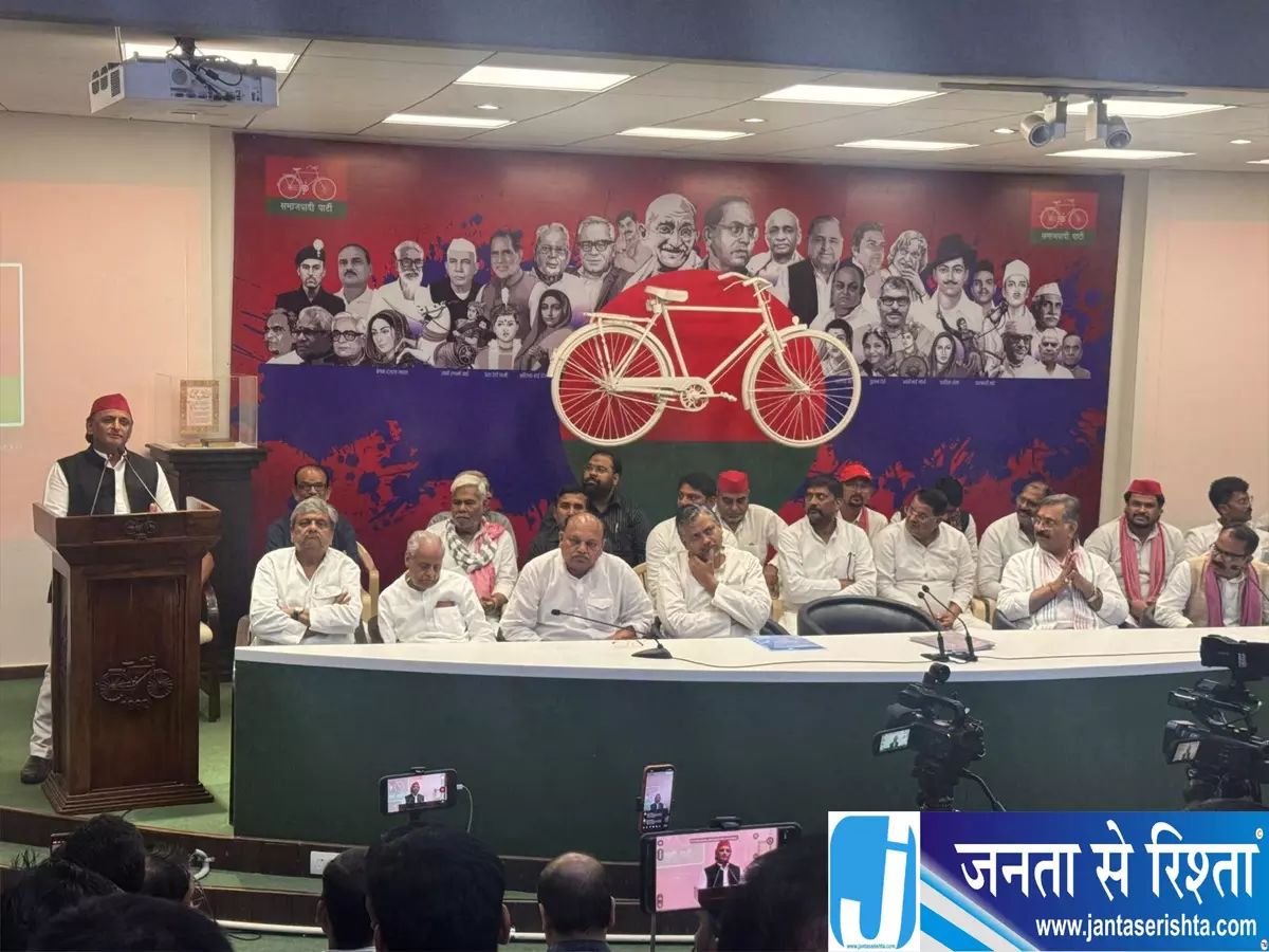 अखिलेश ने अचानक बदले MLC के 2 उम्मीदवार अखिलेश ने अचानक बदले MLC के 2 उम्मीदवार