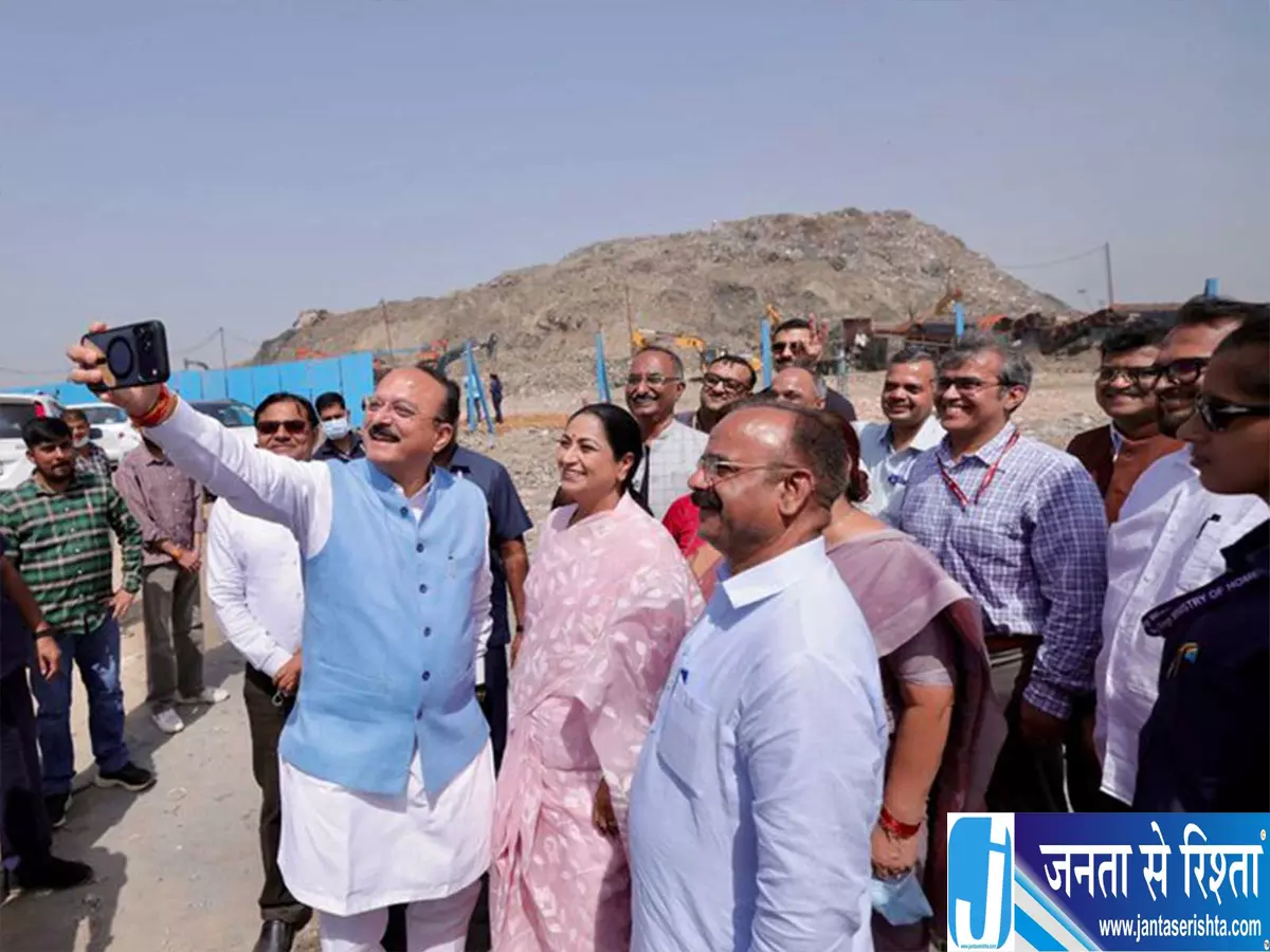 कचरे के पहाड़ों पर CM रेखा गुप्ता का बड़ा संकल्प कचरे के पहाड़ों पर CM रेखा गुप्ता का बड़ा संकल्प