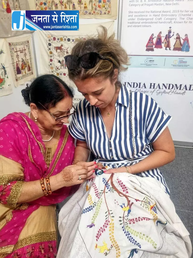 चंबा रुमाल की मशहूर शिल्पकार दिनेश कुमारी चंबा रुमाल की मशहूर शिल्पकार दिनेश कुमारी